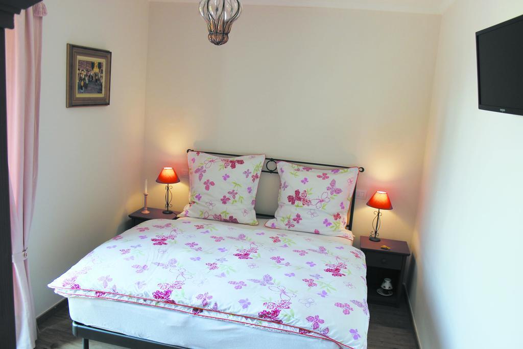 Alta Villa The Countryhouse Adults Only Boutique Bnb Vigliano d'Asti Δωμάτιο φωτογραφία